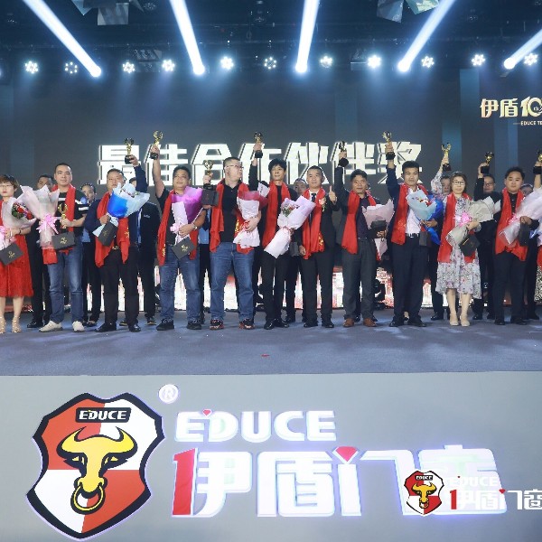 伊盾門窗十周年慶在佛山楓丹白鷺酒店舉行，央視名嘴朱軼前來助陣！