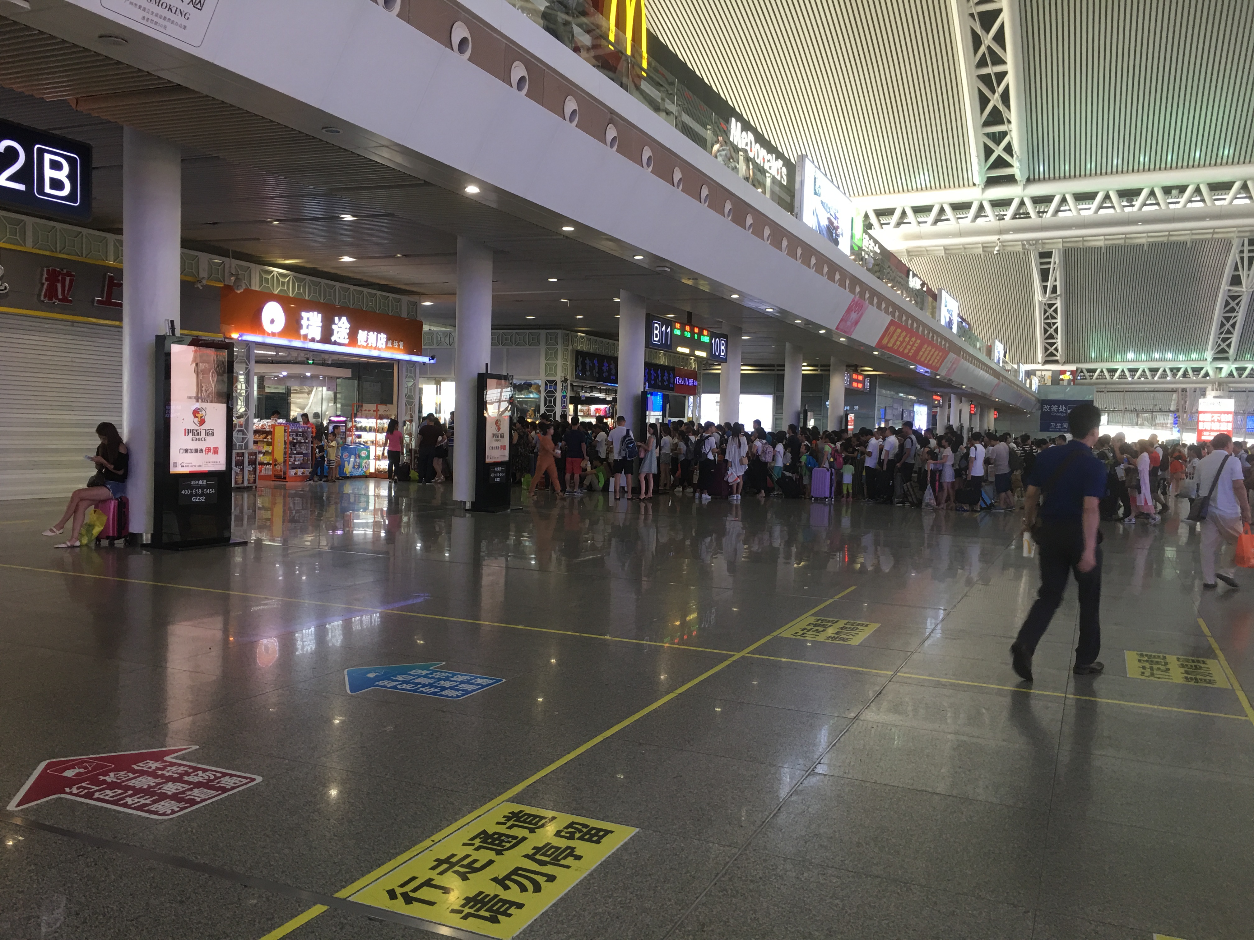 伊盾門窗高鐵廣告