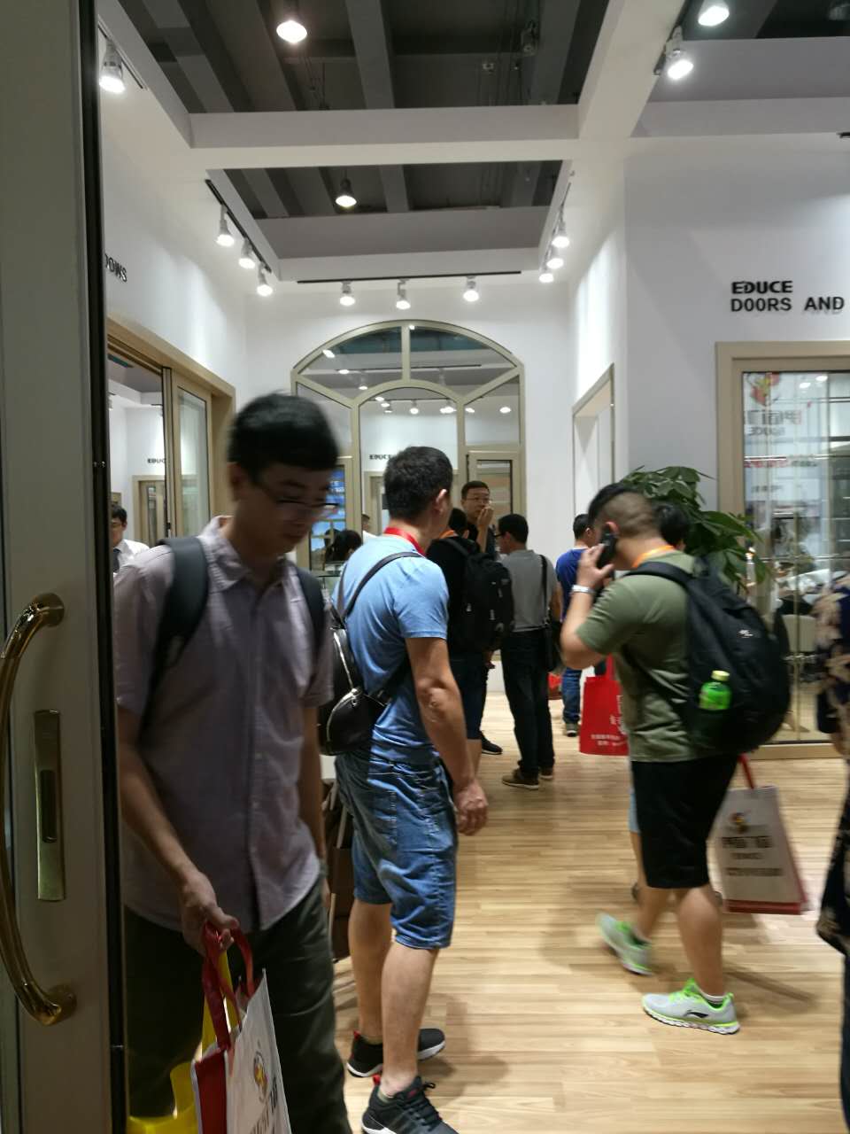 伊盾門窗廣州建博會(huì)人氣爆棚